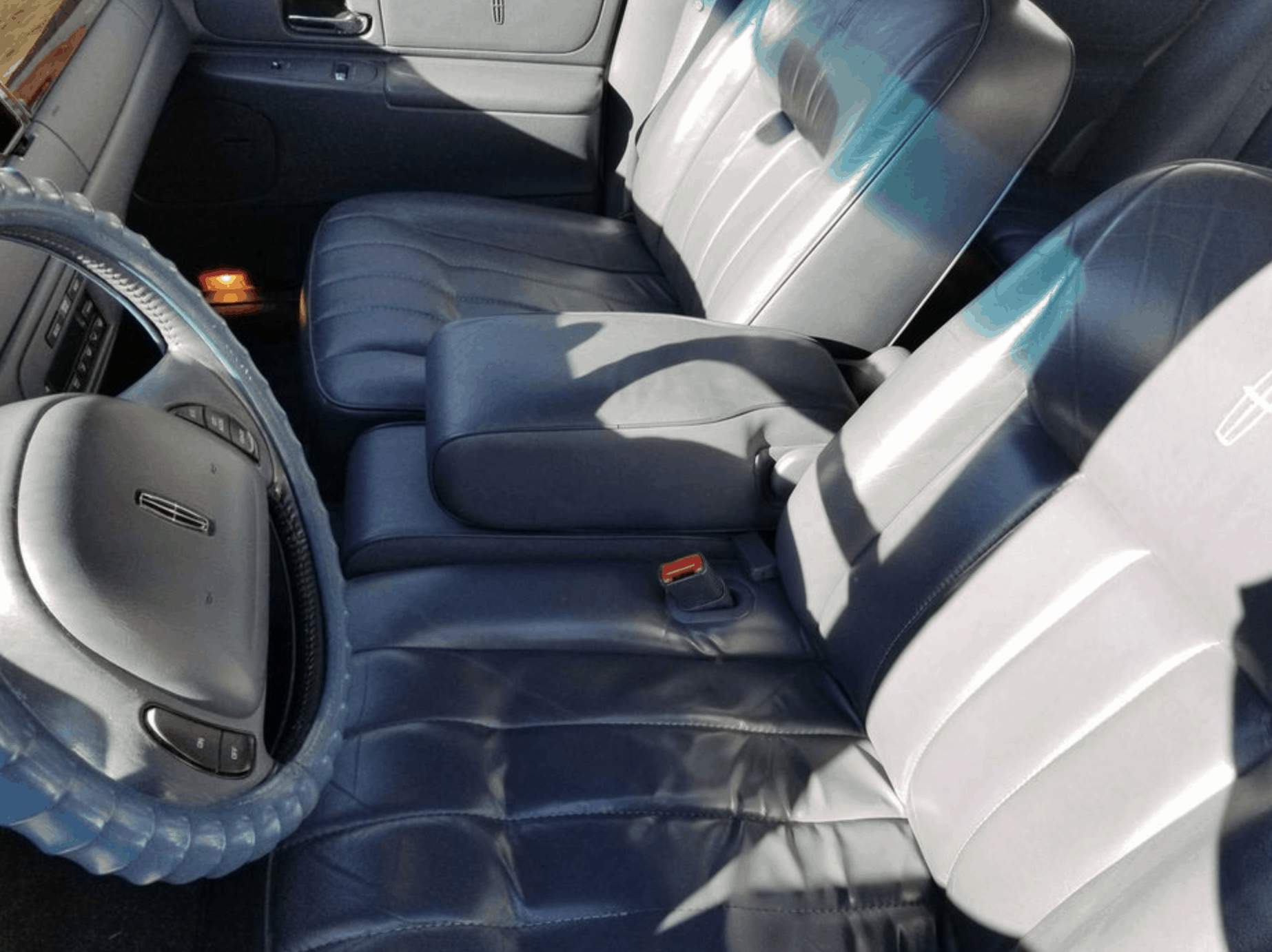 1998 Lincoln Town Car Executive Sedan 4D