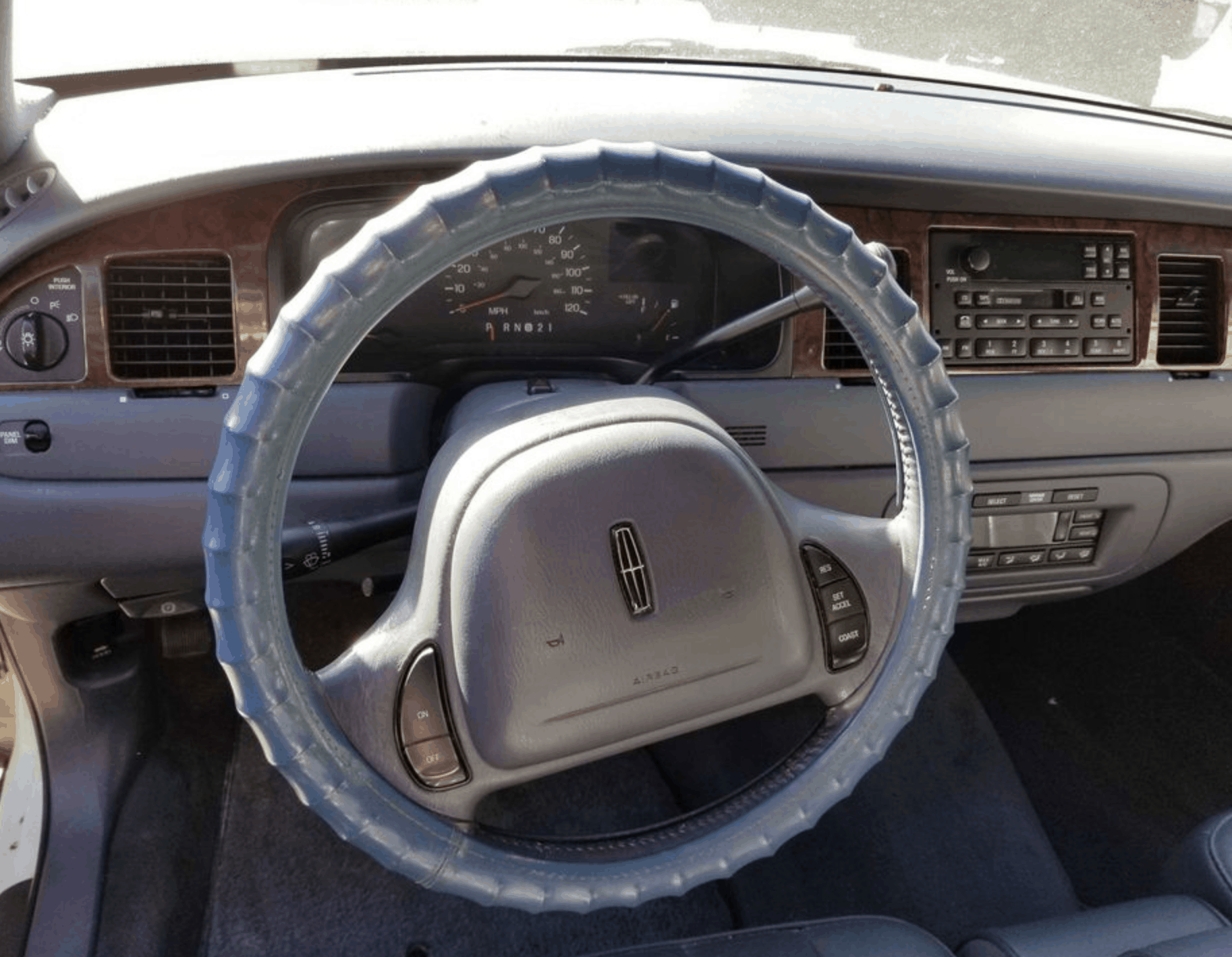 1998 Lincoln Town Car Executive Sedan 4D