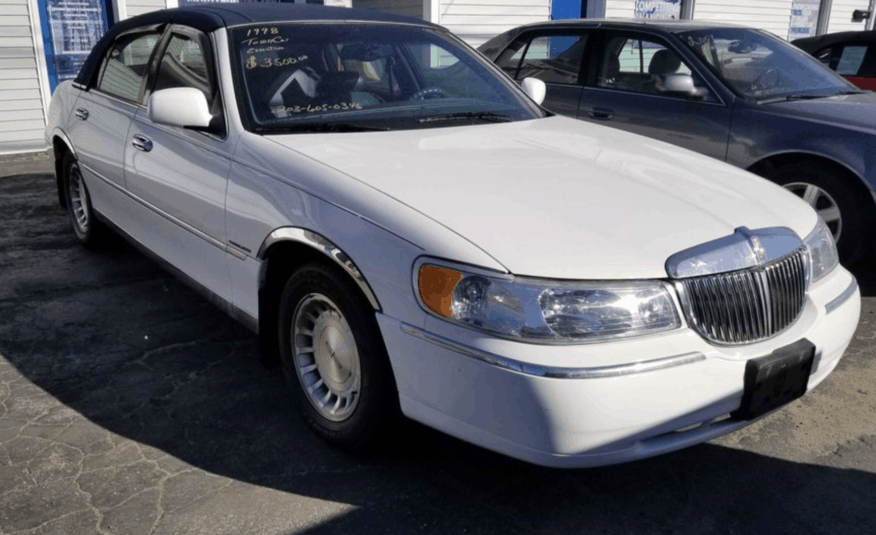 1998 Lincoln Town Car Executive Sedan 4D