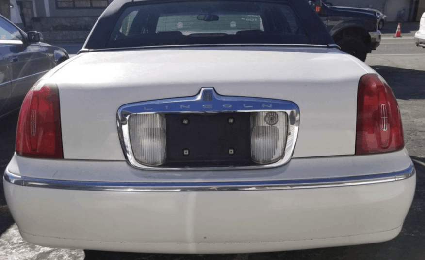 1998 Lincoln Town Car Executive Sedan 4D