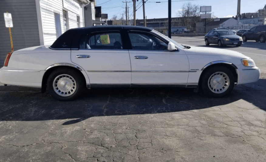 1998 Lincoln Town Car Executive Sedan 4D