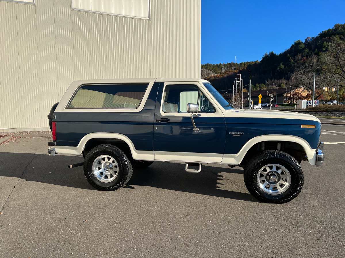 1985 Ford Bronco 1/2 ton