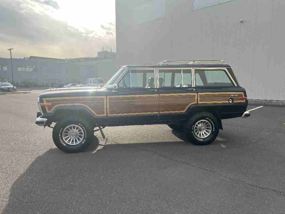 1989 Jeep Grand Wagoneer 4WD – Loaded and Immaculate