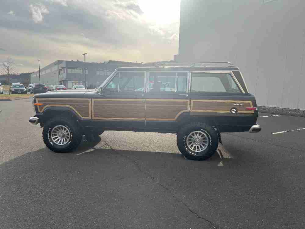1989 Jeep Grand Wagoneer 4WD – Loaded and Immaculate
