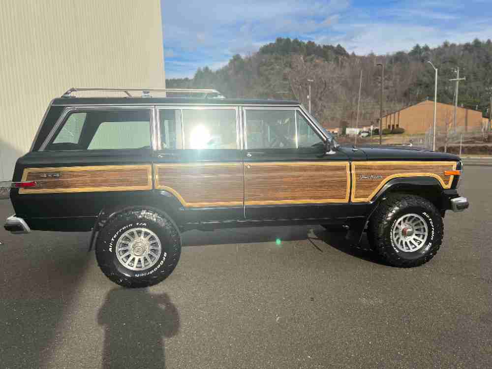 1989 Jeep Grand Wagoneer 4WD – Loaded and Immaculate