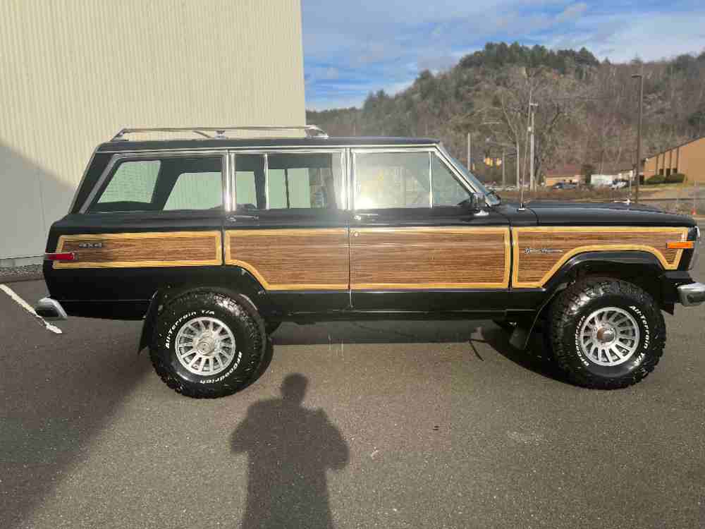 1989 Jeep Grand Wagoneer 4WD – Loaded and Immaculate