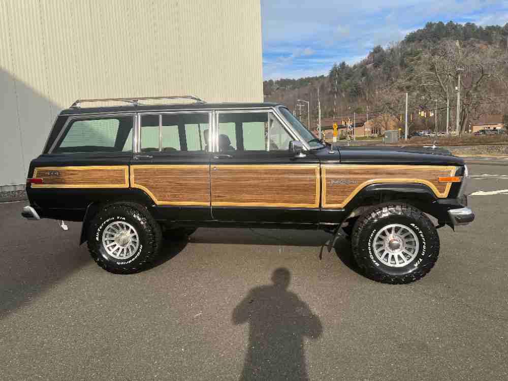 1989 Jeep Grand Wagoneer 4WD – Loaded and Immaculate
