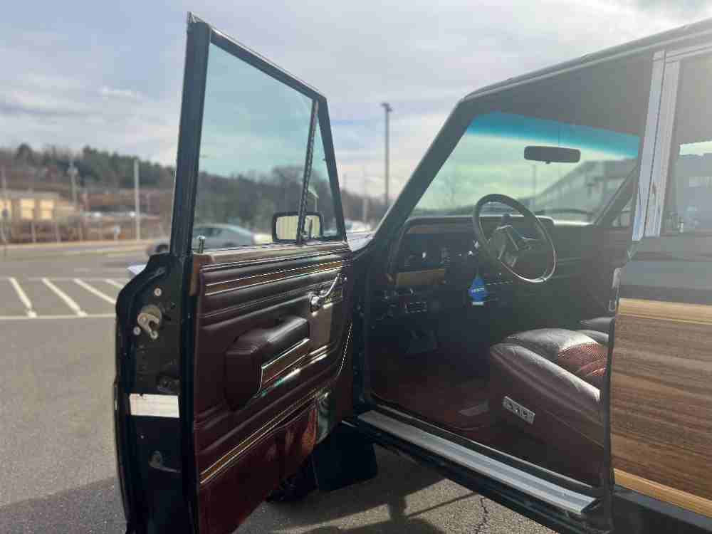 1989 Jeep Grand Wagoneer 4WD – Loaded and Immaculate