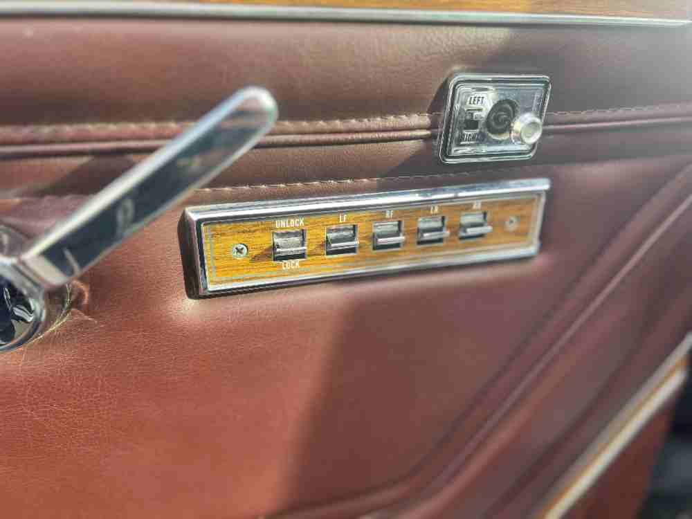 1989 Jeep Grand Wagoneer 4WD – Loaded and Immaculate