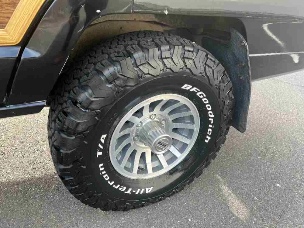 1989 Jeep Grand Wagoneer 4WD – Loaded and Immaculate