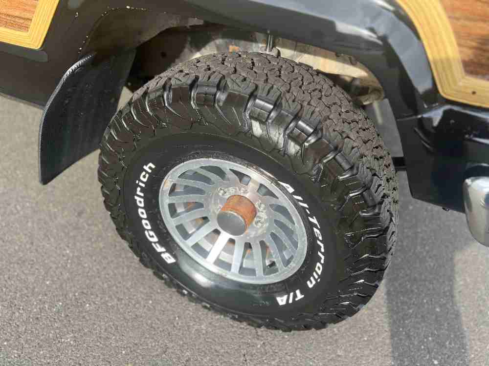 1989 Jeep Grand Wagoneer 4WD – Loaded and Immaculate